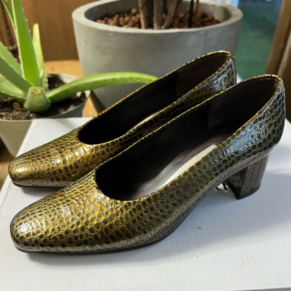 BANDOLINO Bronze crocodile embossed pump - Size 6